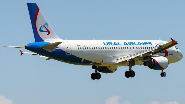 RA-73827:Airbus A320-200:Уральские авиалинии